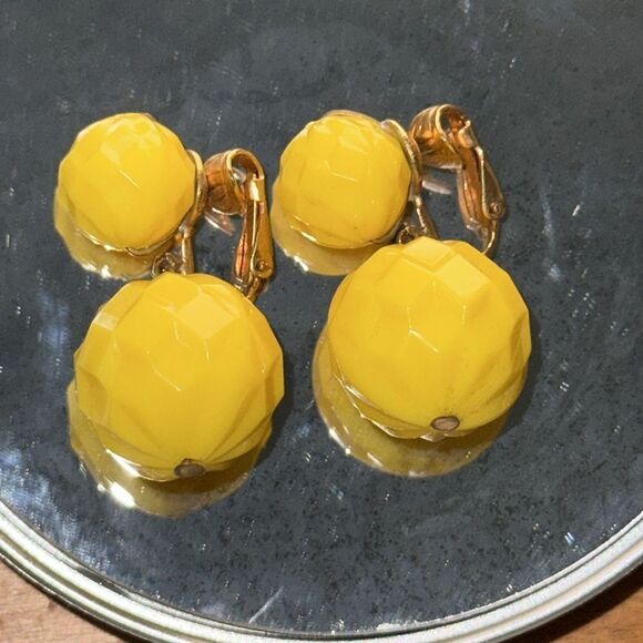 Vintage 60s/70s Vogue brand large yellow plastic ball clip on drop earrings - Picture 3 of 5